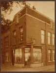 121180 Gezicht op Winkel No. 3 van Maatschappij De Korenschoof (Amsterdamsestraatweg 400) te Utrecht, op de hoek met de ...